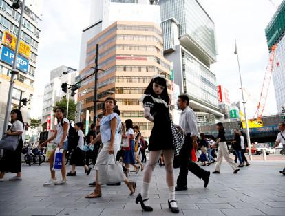 Lulu Hashimoto posa como una mujer de verdad, en plena calle de Tokio ante un fotógrafo de Reuters.
