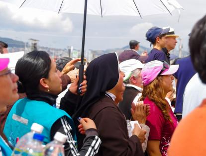 No se pueden ingresar paraguas. No obstante, para protegerse de la lluvia, se recomienda llevar ponchos plásticos.