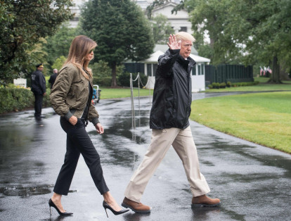 "El presidente (Donald Trump) no lo hizo mucho mejor, ponerse un par de pantalones de color crema que se parecían a los chinos de golf bajo su chubasquero", dice el artículo del diario de Londres, titulado "la ropa más inapropiada que se podía imaginar".