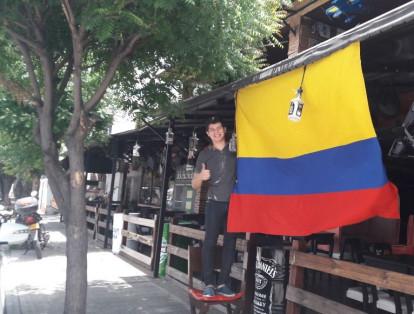 Andrés Quintana es un joven venezolano, de 25 años, que coloca la bandera de Colombia en un restaurante de la capital nortesantandereana, donde trabaja, mientras anhela el triunfo del equipo 'vinotinto'.