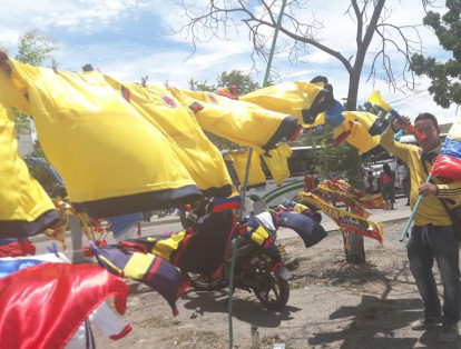 Decenas de vendedores ambulantes se apostaron en el sector de la Parada, a pocos metros del puente internacional Simón Bolívar, para vender banderas, gorros y camisetas, con el tricolor de la Selección.
