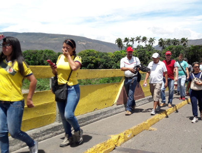 No importó la falta de sombra, ni el agobiante calor que se percibía en este territorio binacional, para que centenares de colombianos ingresaran por el puente internacional Francisco de Paula Santander.