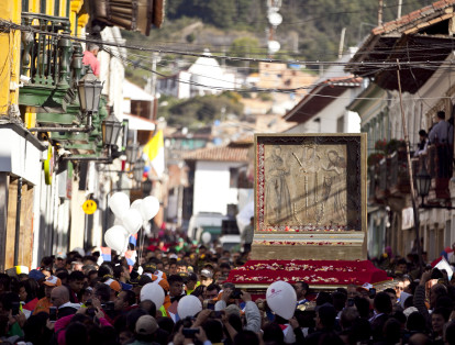 Con una procesión, cientos de personas despidieron el cuadro de la Virgen, en el municipio de Chiquinquirá.