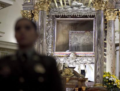 Mientras el papa Francisco visita Bogotá, la Basílica de Chiquinquirá se quedará sin su objeto más preciado. La pieza de arte religioso data de la época colonial.