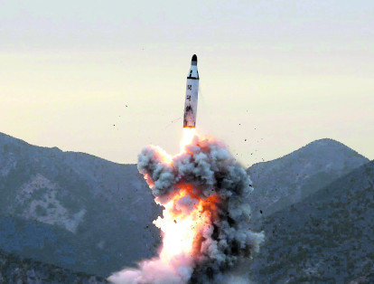 El 6 de marzo del 2017, Pyongyang lanza cuatro misiles balísticos asegurando que se trata de un ejercicio para alcanzar bases de Estados Unidos en Japón. Luego, el 14 de mayo del 2017, Corea del Norte lanza un misil que vuela 700 km antes de impactar en el mar de Japón. Los analistas estiman la capacidad de alcance del proyectil en 4.500 km, lo que deja a la isla de Guam en el rango de acción.