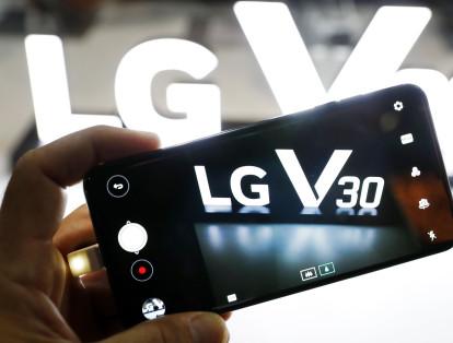 LG presentó el V30, un dispositivo que integra una pantalla Oled de 6 pulgadas con resolución 2,880 x 1,440 pixeles (QHD+) y una batería de 3.300 mAh. Además, tiene una cámara principal de 16 y otra de 13 megapíxeles.