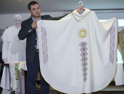 La muestra de las vestiduras se hizo en la sede principal de la Conferencia Episcopal de Colombia, en la ciudad de Bogotá.