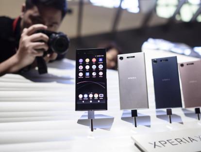 Sony también presentó el XZ1 Compact, un celular que tiene una pantalla de 4,6 pulgadas, trabaja con Android 8.0 Oreo y cuenta con una cámara principal de 19 megapíxeles y secundaría de 9 megapíxeles.