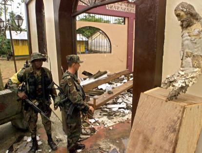 El cristo fue hallado entre los restos de la iglesia de Bojayá, en Chocó, tras enfrentamientos entre la guerrilla y los paramilitares el 8 de mayo de 2002.