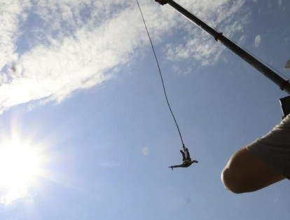 En la vía que comunica a San Gil con Charalá, en Santander, un hombre que practicaba salto 'bungee' se llevó el susto de su vida cuando una de las cuerdas que lo sujetaba se rompió. Sin embargo, el hombre resultó ileso.