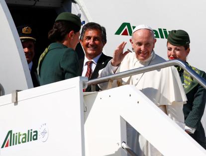 A bordo viajan, además del pontífice, unas 20 personas de la delegación pontificia y 71 periodistas.