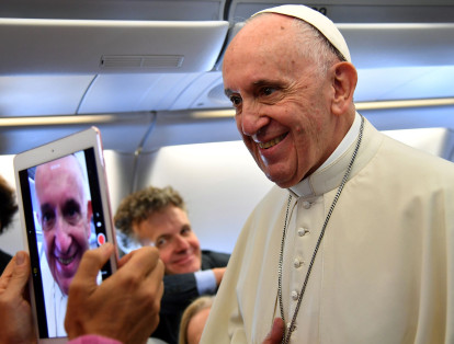 Al subirse al avión, el Papa se dirigió hacia el lugar donde se ubican los 75 periodistas que lo acompañan abordo con quienes interactuó, se tomó fotos e incluso grabó algunos videos.