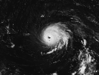 El huracán Irma alcanzó este martes el nivel cinco, la máxima categoría en la escala Saffir-Simpson. Con vientos de 280 kilómetros por hora se dirige hacia el Caribe y hacia la el sur de los Estados Unidos.