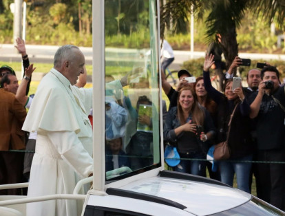 Durante todo el camino el papa permaneció sonriente y dispuesto a saludar a las personas que se le acercaron.