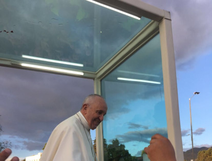 Después de más de 10 horas de vuelo, el papa Francisco tuvo toda la disposición de saludar a sus fieles.