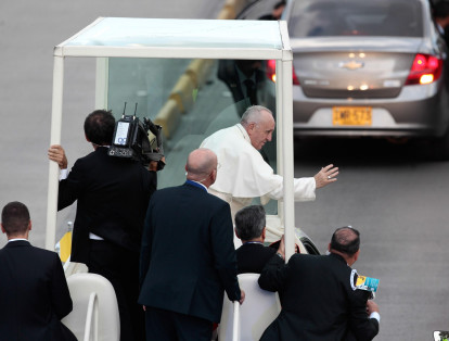 Durante varias horas cientos de creyentes esperaron a que el papa Francisco pasara.
