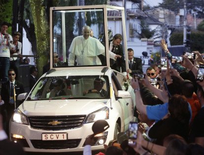 El papa Francisco llegó a la Nunciatura Apostólica sobre las 6 p. m., hora local.