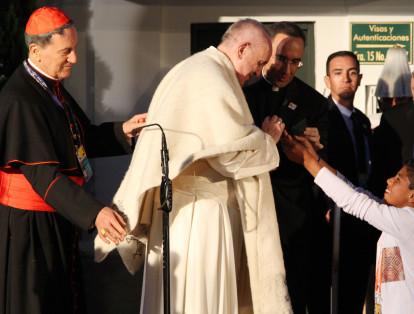 Uno de los niños asistentes le entregó una biblia y una ruana al sumo pontífice.