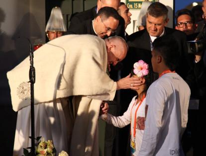 A cambio, el menor recibió una camándula bendecida por el Papa.