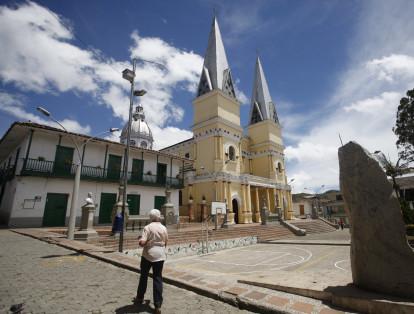 Santo Domingo es un territorio de una fuerte tradición católica. En el municipio, cientos de feligreses se aglutinan con frecuencia dentro de la iglesia de Santo Domingo de Guzmán, cuya fundación data de hace más de 140 años.