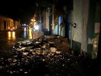 Las autoridades advierten que el número puede aumentar en las próximas horas. En Juchitán, en Oaxaca, "hay casas colapsadas con gente al interior de las mismas".