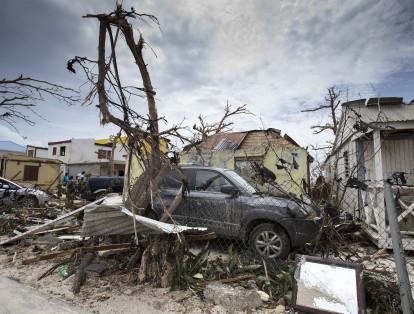 Casas y coches dañados después del paso del huracán Irma en la isla caribeña San Martín.