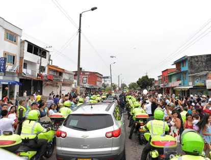A su paso, los pobladores salían por montones a saludarlo, portando banderas de Colombia y el Vaticano.
