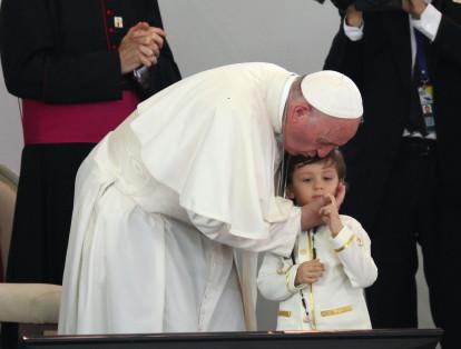 Después, escuchó con atención a cuatro niños que se le acercaron a darle las gracias por su visita y quienes se comprometieron a luchar por un mejor país. El Papa, con ternura, los abrazó y bendijo.