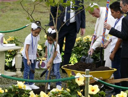 Luego, acompañado de algunos niños, el Papa sembró un árbol como símbolo de paz.