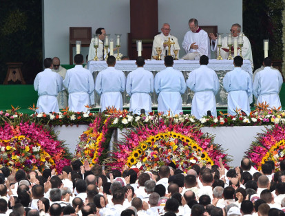 Al término de la homilía, el arzobispo de Medellín, Ricardo Tobón, dedicó unas palabras al pontífice y le agradeció por su visita y por el "fecundo ministerio" que ha llevado con la Iglesia.