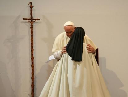 Francisco abrazó a una religiosa carmelita descalza que contó cómo había obtenido su vocación.