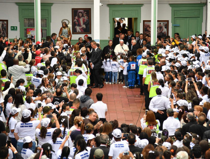 El Papa escuchó y habló con los niños y niñas del hogar y les dijo que los lleva en su corazón.