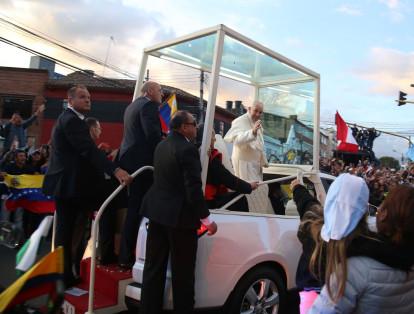 Saludo a niña argentina. Durante su recorrido en papamóvil por Bogotá, el papa Francisco bendijo a Isabella, una niña argentina de 6 años que esperaba su caravana. El santo padre hizo bajar la velocidad del vehículo y permitió que la niña se acercara.