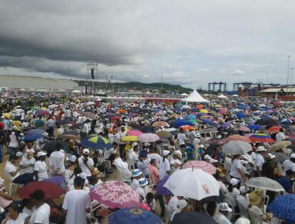 Muchas personas llegaron desde la madrugada al lugar para la misa del papa Francisco en Cartagena.