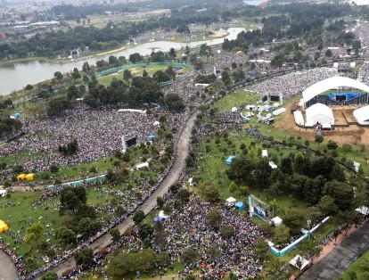 Cuando el papa Francisco llegó al parque, la lluvia se amainó y más de un millón de personas lograron ver al sumo pontífice.