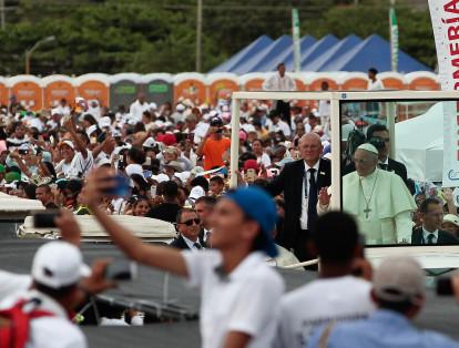 El papa Francisco ingresó al Terminal de Contenedores de Cartagena y de inmediato inició su recorrido en papamóvil entre los fieles.