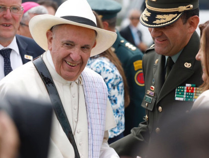 Papa, en poncho y carriel. A la llegada de Francisco al aeropuerto de Rionegro, las autoridades de Antioquia le entregaron un carriel y poncho paisa, elementos que el sumo pontífice vistió de inmediato.