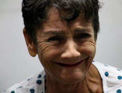 En Barranquilla la conocen como ´la Reina´, pero su nombre es  Mariella Ripoll de la Torre. Tiene 60 años, y la mitad de su vida vivió cerca de la calle 72 en un paradero de buses, en compañía de varios perros.