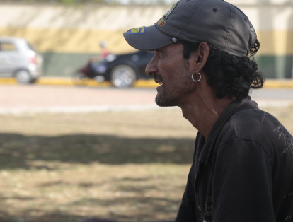 William Prada, de 42 años de edad, nació en Cúcuta. Lleva 20 años viviendo en las calles de Bucaramanga, viviendo del reciclaje. Lo trajo a esta capital el amor por su esposa, quería establecerse con ella en esa ciudad, lo reconocen por eso, porque llegó buscando amor y terminó en las drogas.