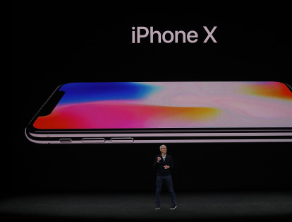 La pantalla del iPhone X, que Apple llamó Super Retina, es aproximadamente del tamaño del actual iPhone 7 plus, pero el teléfono en sí es más pequeño. El dispositivo ofrece colores mucho más vivos gracias a la tecnología OLED, que otros fabricantes como Samsung también están desarrollando.