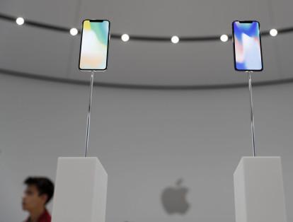 Los nuevos teléfonos también cuentan con el primer procesador gráfico de Apple -que ofrece una mayor velocidad-, mejores cámaras y algunas características para aplicaciones de realidad aumentada.