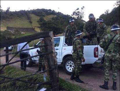 Autoridades llegan al lote ubicado en área rural del barrio Mochuelo de la localidad de Ciudad Bolívar en Bogotá.