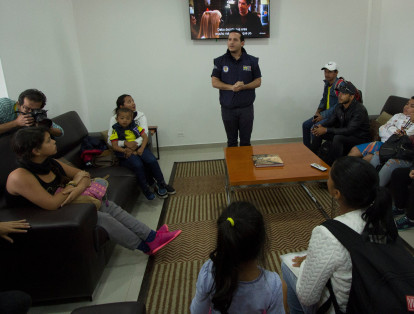 Los colombianos fueron recibidos en una sala donde la Cruz Roja y la Cancillería prestaron toda la atención médica y de legalidad.