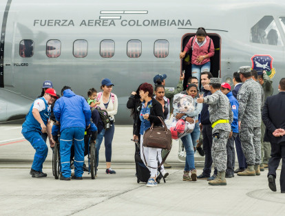 El arribo de los 25 compatriotas se dio en la base aérea de Catam, a donde llegaron personas que son de Bogotá, Barranquilla, Medellín y Cali. Cada uno será trasladado a sus respectivas ciudades de origen.