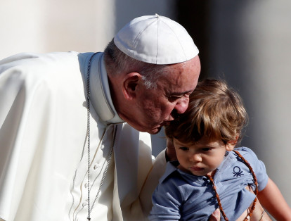 Con la sencillez que lo caracteriza, el sumo pontífice sigue acercándose a niños y jóvenes mientras cumple con su apretada agenda en Europa.
