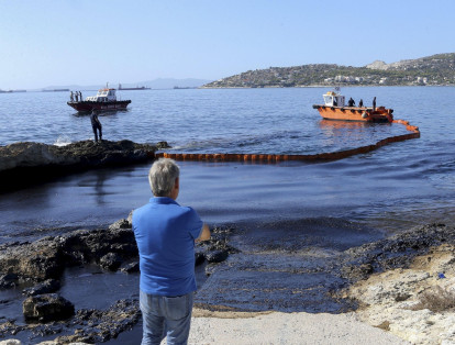 La contaminación ha destruido además una serie de experimentos del Instituto de Acuicultura, del Centro Griego de Investigaciones Marítimas (HCMR por sus iniciales en inglés) en la playa de Ayios Kosmás, cerca de Glyfada.