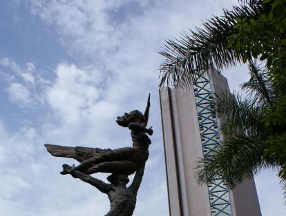 En Armenia, capital del Quindio, el Monumento al Esfuerzo es uno de los mayores atractivos de la plaza de Bolivar de esa ciudad. La escultura fue diseñada por el maestro Rodrigo Arenas Betancourt y simboliza el coraje de la población quindiana.