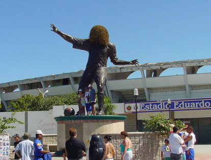 En Santa Marta, Magdalena, el Monumento al Pibe es un tributo a uno de los personajes más representativos del fútbol colombiano en su historia: Carlos ‘el Pibe’ Valderrama. La estatua fue elaborada por el artista colombiano Amilkar Ariza.