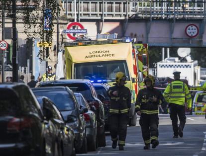 Según imágenes de las televisiones, un contenedor blanco explotó en uno de los vagones de un tren, que se dirigía hacia el norte, con destino al centro de la ciudad británica.