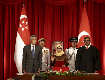 La musulmana Halimah Yacob se convirtió en la primera presidenta de Singapur sin pasar por las urnas, al ser la única aspirante que cumplió los requisitos para presentarse a los comicios que se iban a celebrar el próximo día 23. Halimah, de 63 años y etnia malayo-india, fue proclamada presidenta en las oficinas de la Asociación del Pueblo y allí dio las gracias en inglés y malayo a sus seguidores, quienes iban vestidos de naranja, el color utilizado durante su campaña.